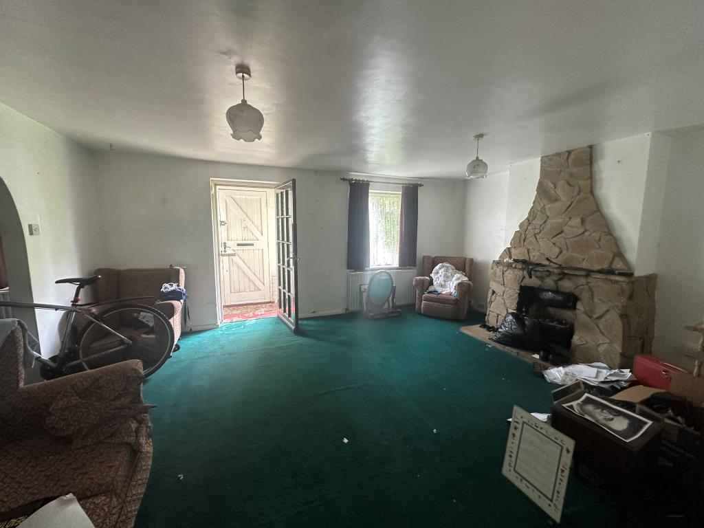 Lot: 101 - FOUR-BEDROOM HOUSE FOR REFURBISHMENT - Living room with fireplace